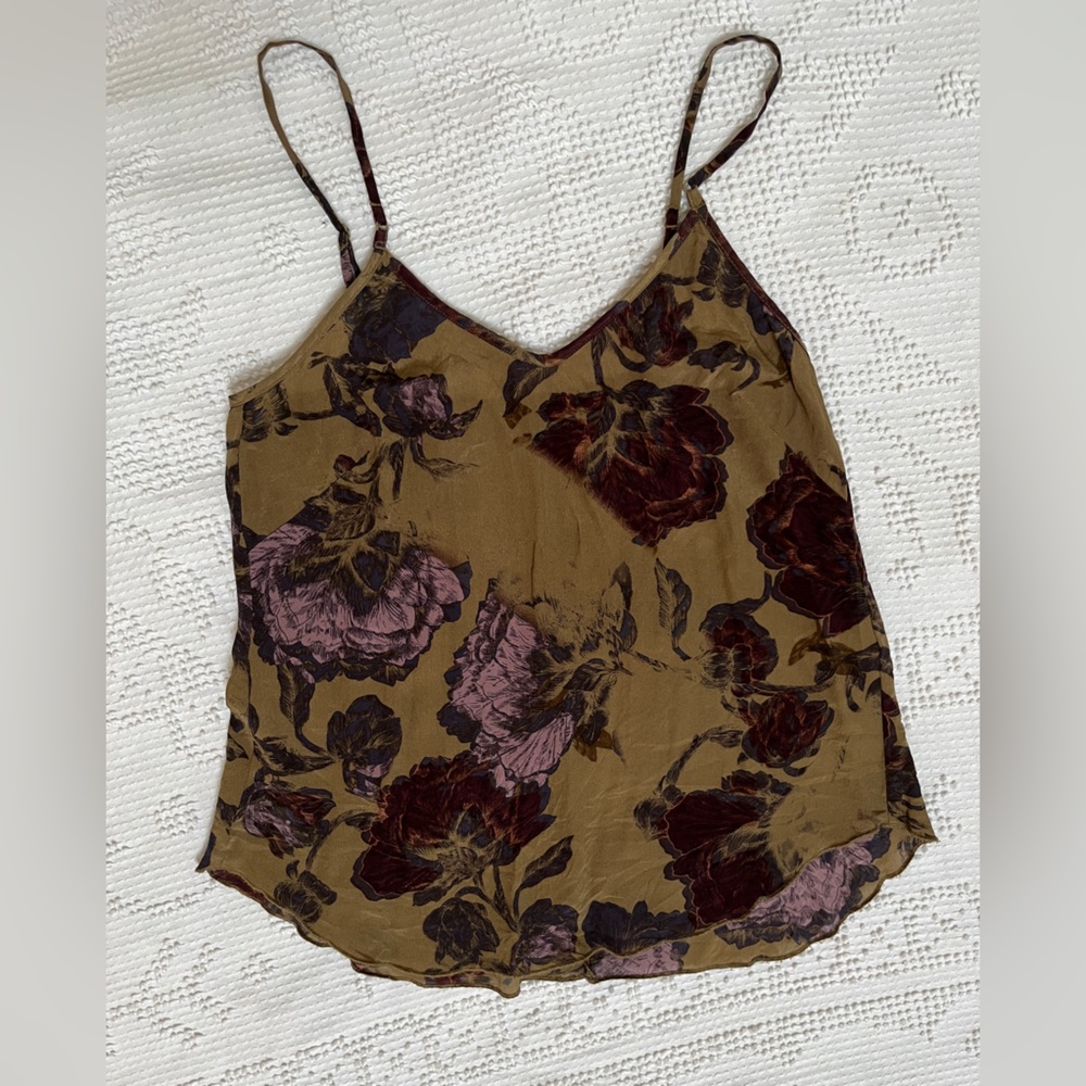 100% silk Wilfred camisole in XXS olive green floral from Aritzia